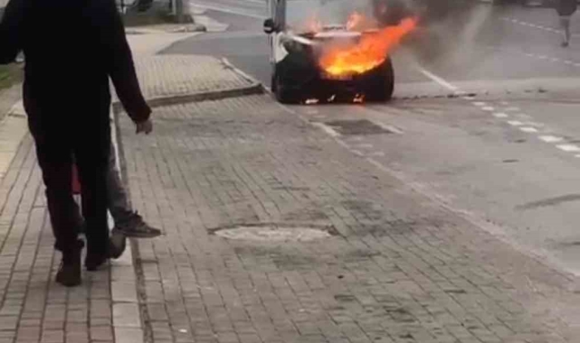 Bursa'da hafif ticari araç alev aldı, çimento kamyonu müdahale etti
