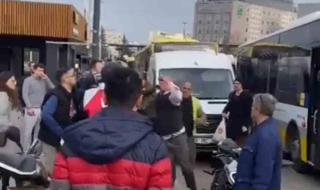 Bursa'da halk otobüsü ile motosiklet sürücüsünün yumruklu kavgası kamerada