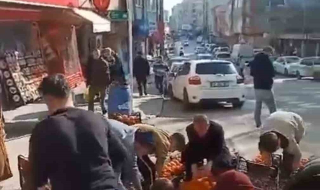 Bursa'da kamyonetten dökülen mandalinalar için herkes seferber oldu