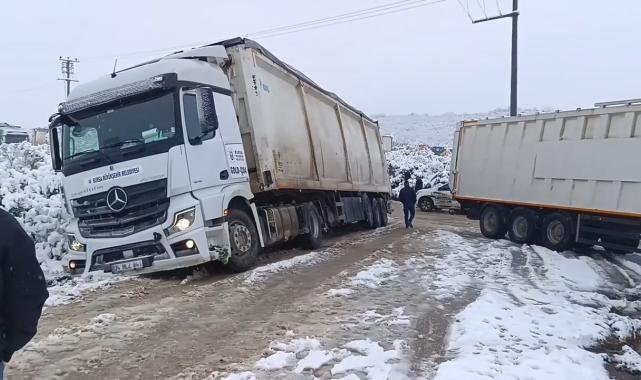 Bursa'da kar yağışı sonrası tırlar yolda kaldı