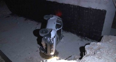 Bursa'da otomobil 4 metre yükseklikten dereye uçtu