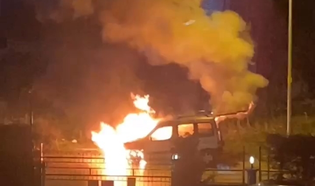 Bursa'da park halindeki hafif ticari araç alev alev yandı