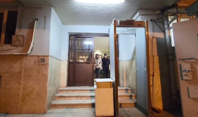 Bursa'da polisin durdurduğu otomobilden 60 gram uyuşturucu çıktı