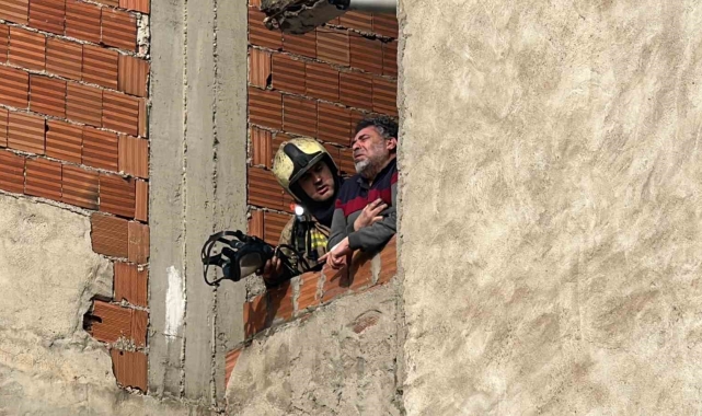 Bursa'da yangında can pazarı... 2'si çocuk 4 kişi son anda kurtarıldı