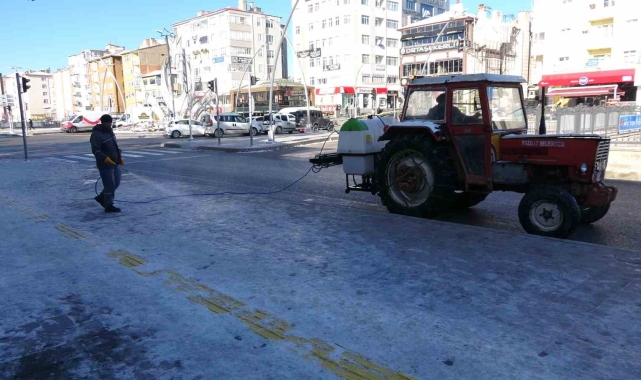 Buzlanan kaldırımlar solüsyonla çözülüyor