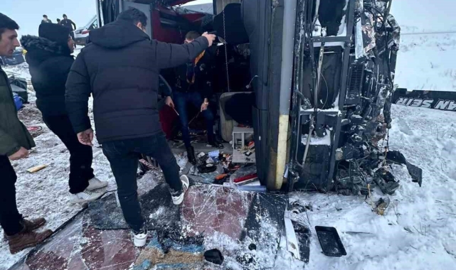Buzlanan yolda devrilen otobüste 11 kişi yaralandı