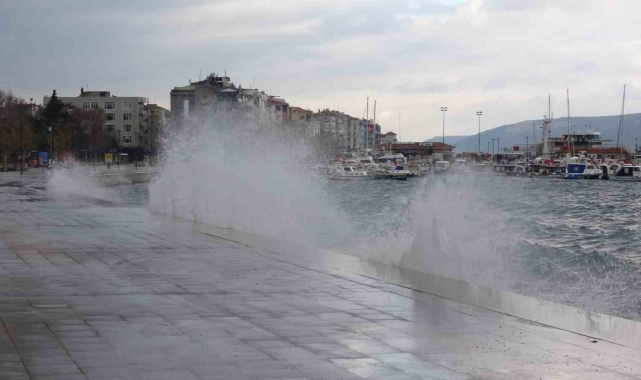 Çanakkale'de poyraz fırtınası nedeniyle oluşan dev dalgalar sahili dövdü