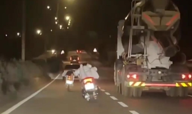 Canları umurlarında olmadı, motosiklet üzerinde akrobasi hareketleri yaptılar