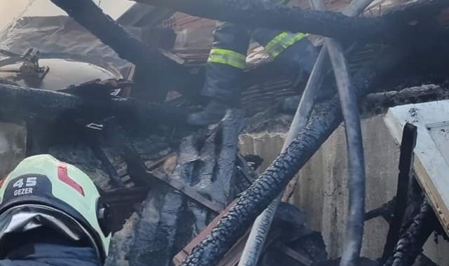 Çatı katındaki yangın evi kullanılamaz hale getirdi