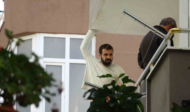 Cezaevi firarisi polisleri görünce annesinin evini ateşe vermiş
