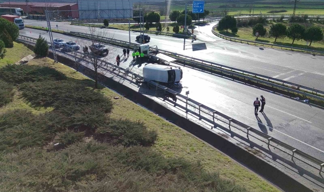 Çorlu - İstanbul kara yolunda panelvan devrildi: 1 ölü