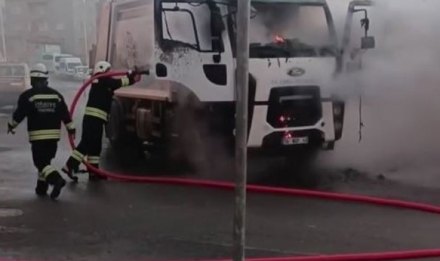 Çorlu'da çöp kamyonu cayır cayır yandı