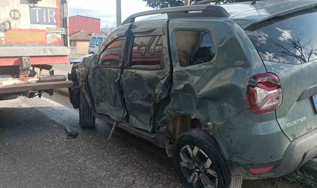 D-650'de korku dolu anlar: Tır, otomobili 20 metre sürükledi