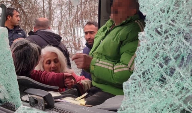 Dağdan kopan kaya parçası aracın içine girdi, sürücü yaralandı