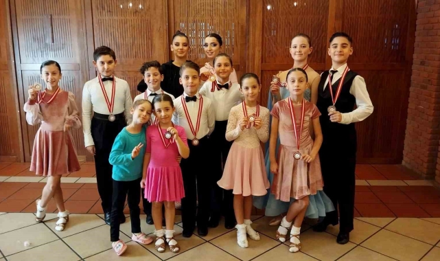 Dans topluluğu 15 madalyayla döndüler