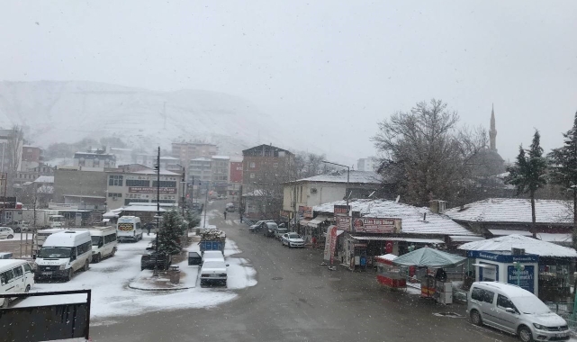 Darende ilçesinde kar yağışı etkili oluyor