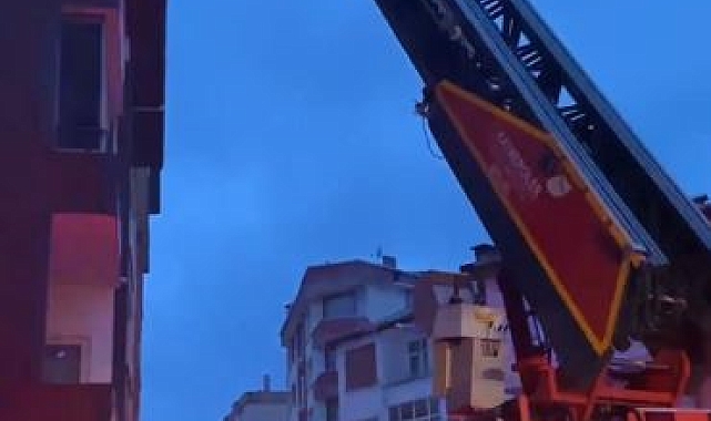 Dengesini kaybedip çatıdan düşerken oluklara tutundu: Mahsur kalan adamı itfaiye kurtardı