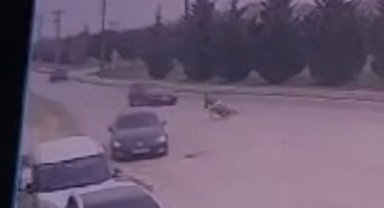 Dengesini kaybedip düşen motosiklet sürücüsü otomobilin altında kaldı