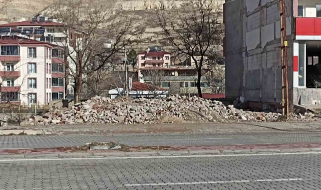 Depremin izleri silinerek millet bahçesine dönüştürüldü