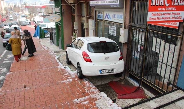 Dik yokuşta kontrolden çıktı, merdivenlerde askıda kaldı