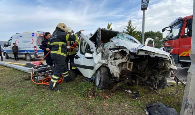 Direksiyon başında fenalaşan sürücü direğe çarptı : 1 ölü 2 yaralı