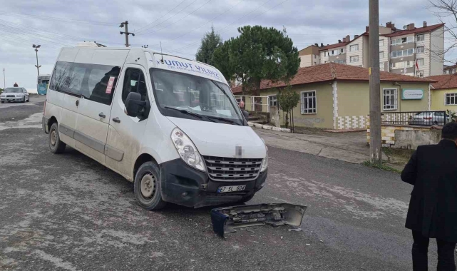 Direksiyon başında nöbet geçiren şoför öğrenci servisine çarptı