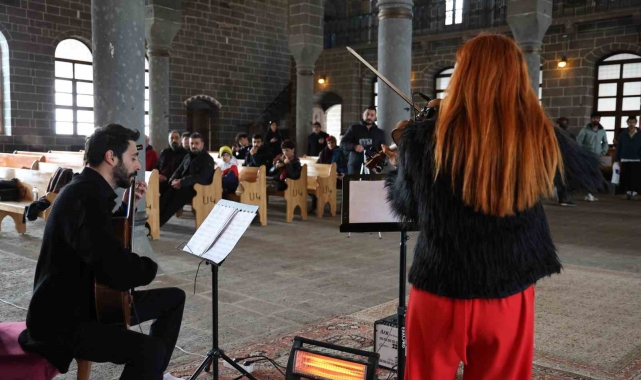 Diyarbakır'da asırlık kilisede klasik müzik konseri