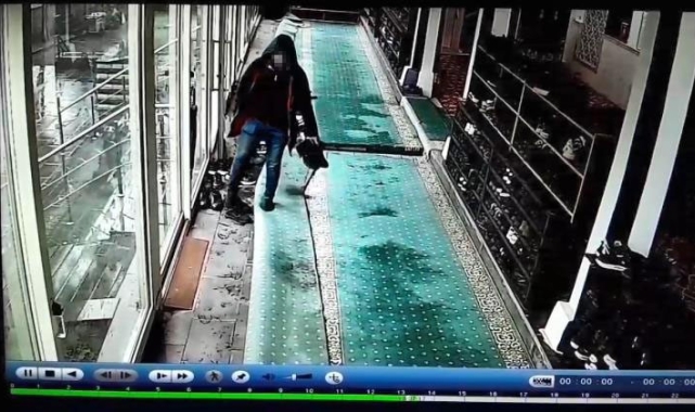 Diyarbakır'da camide ayakkabı hırsızlığı kamerada