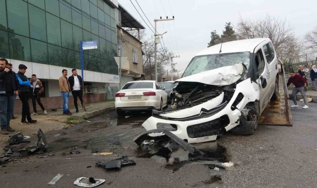 Diyarbakır'da feci kaza güvenlik kamerasına yansıdı: 1 ölü, 3 ağır yaralı