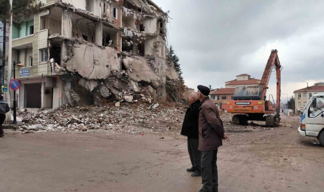 Doğanşehir'de ağır hasarlı binaların yıkımında sona yaklaşıldı