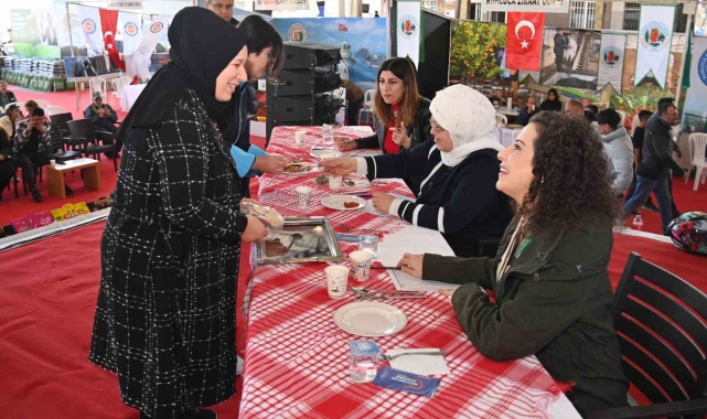 Domates temalı yemek yarışmasında birincilik için hünerlerini sergilediler