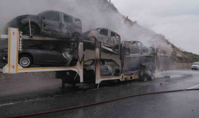 Dorsesinde 8 sıfır otomobilin bulunduğu tır yandı
