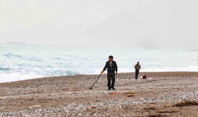 Dünyaca ünlü sahilde, tatilcilerin yerini defineciler aldı