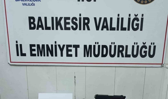 'Dur' ihtarına uymayarak kaçan 2 motosikletli uyuşturucu ve silahla yakalandı