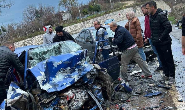 Düzce'de iki otomobil kafa kafaya çarpıştı: 1 ölü, 3 yaralı