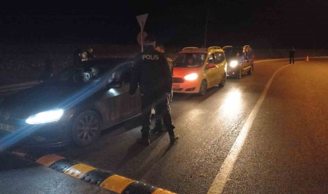 Edirne'de araçlar didik didik arandı