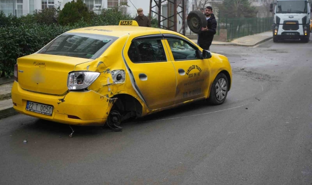 Edirne'de ticari taksi ile otomobil çarpıştı: 2 yaralı