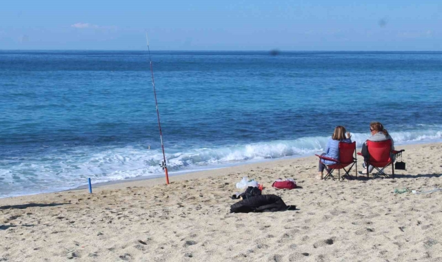 Eksi 20'den artı 20 dereceye gelen turistler Alanya'da denizden çıkmadı