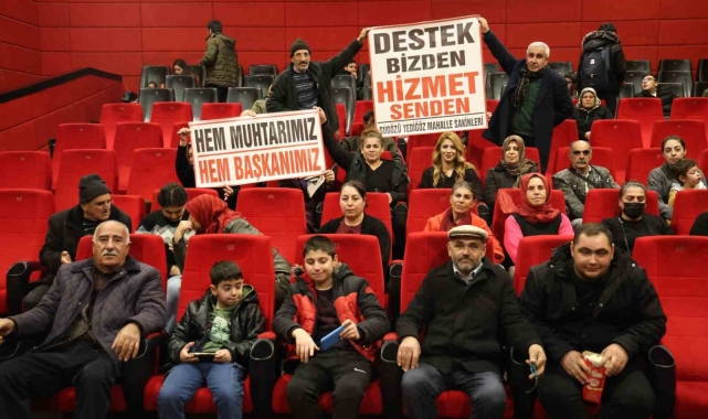 Elazığ merkezin tek kadın muhtarı öncü oldu, mahalle sakinleri sinemada buluştu