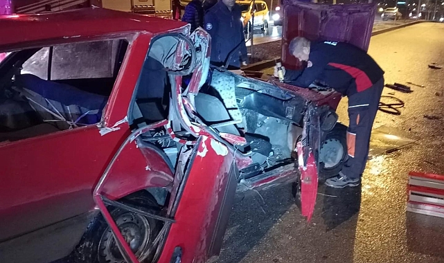 Elazığ'da otomobil park halindeki tırın altına girdi: 1 yaralı