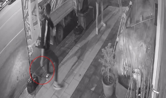 Ellerinde bıçakla geldiler, iş yeri reklam afişini parçalayıp yollarına devam ettiler