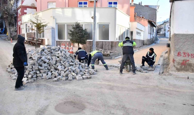Emet Belediyesinin parke taşı ve yağmur kanalları döşeme çalışmaları