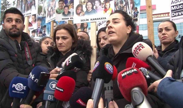 Enkazda evlatlarını kaybeden aileler sanıkların cinayetle yargılanmasını istedi