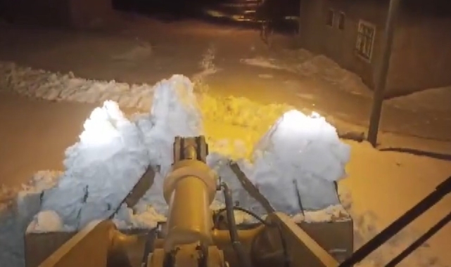 Erciş'te kapalı yollar tek tek açılıyor