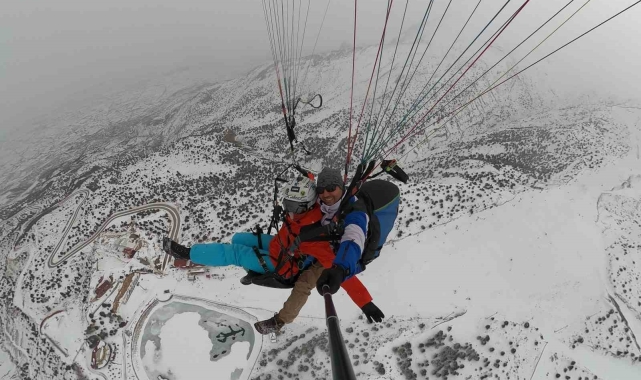 Ergan Dağı'nda adrenalin dolu 'göl manzaralı' yamaç paraşütü