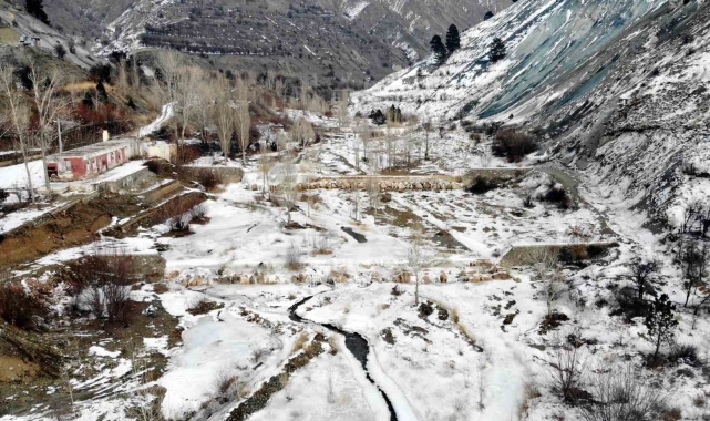 Erzincan'da dereler buz tuttu