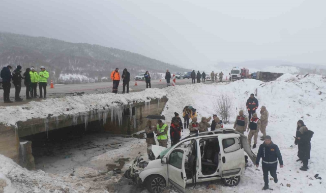 Erzincan'da Fiat marka hafif ticari araç ile midibüs çarpıştı: 1 ölü, 6'ı asker 9 yaralı