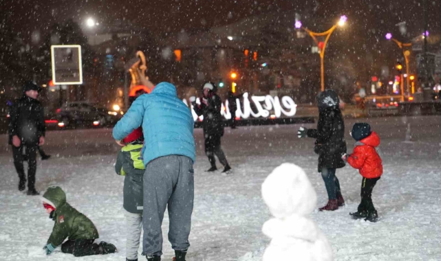 Erzincan'da kar yağışı vatandaşları sevindirdi