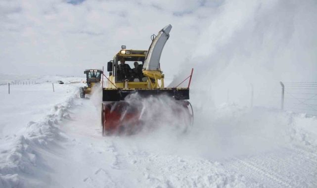 Erzincan'da kardan kapanan 375 köy yolu ulaşıma açıldı