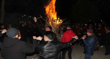Erzincan'da yakılan ateşin başında havai fişek gösterisi eşliğinde halaylarla 2024'e girildi